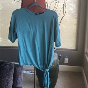 Super cute Vici Collection lightweight shirt